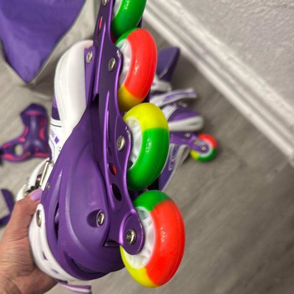 Kids Adjustable Flashing Inline Skates for Boys and Girls - Picture 7 of 8